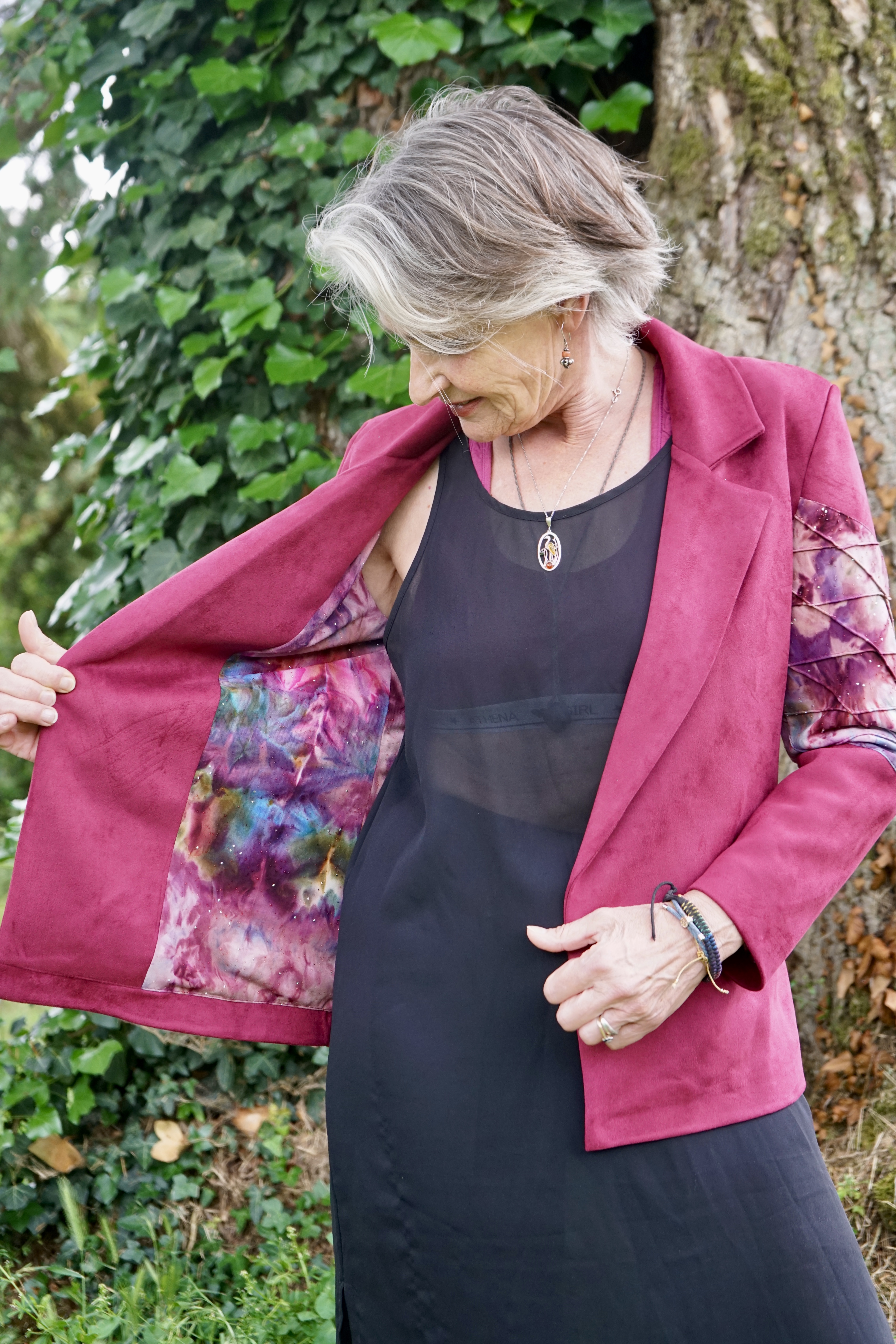 Doublure intérieure d'une veste en velours rouge sur une robe noire